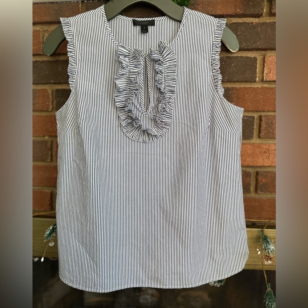 🛍️ j. Crew sleeveless top with new condition.